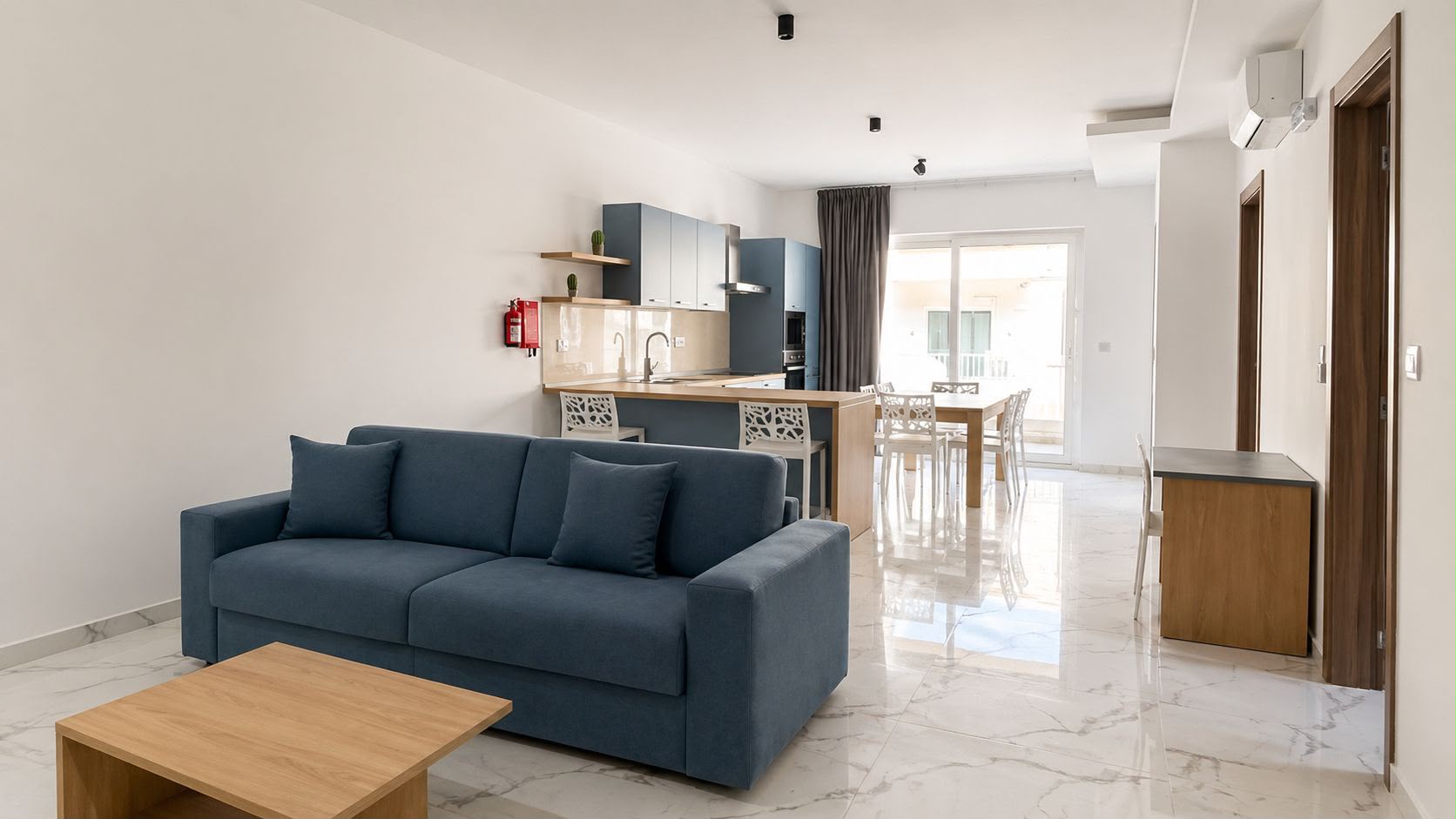 Soggiorno con cucina aperta e divano